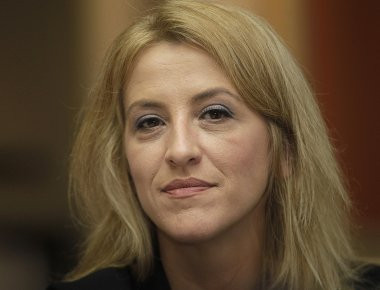 Δούρου: Σταματήστε τα τιτιβίσματα και τα ποσταρίσματα από ξαπλώστρες